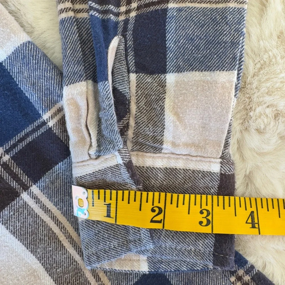 RSQ Large Scale Flannel. All over pattern. Button front. Long sleeves. Xsmall - Picture 9 of 11